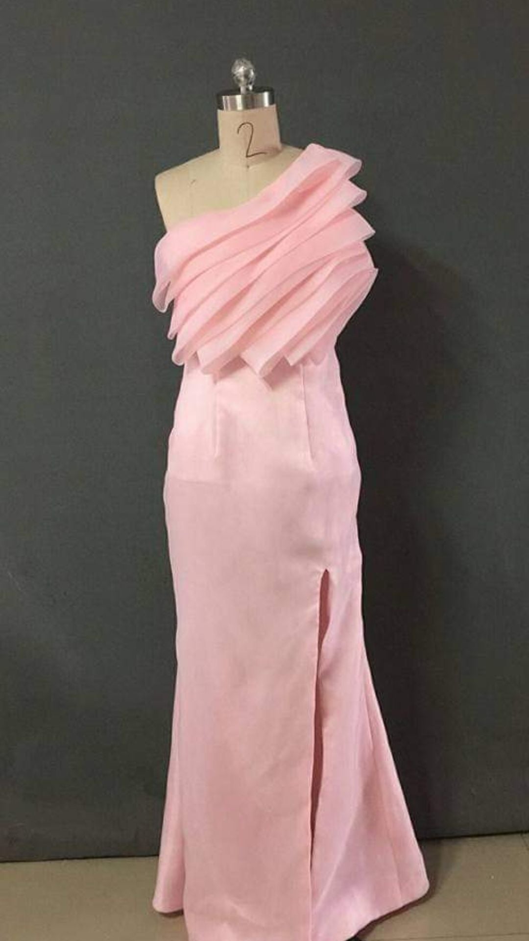 ชุดราตรีสีชมพูชั้นเลเยอร์ / Layered One-Shoulder Pink Dress