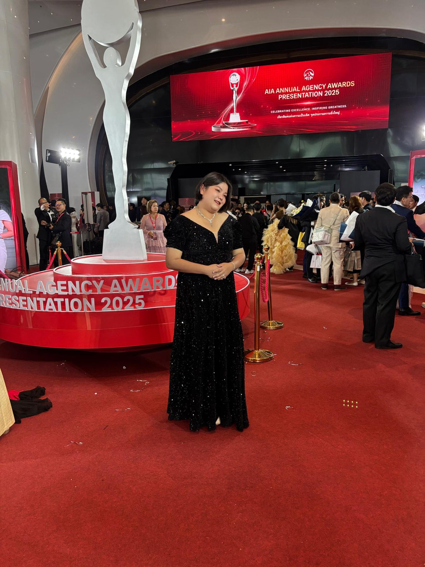 ชุดราตรียาวสีดำปักเลื่อม | Black Sequin Evening Dress