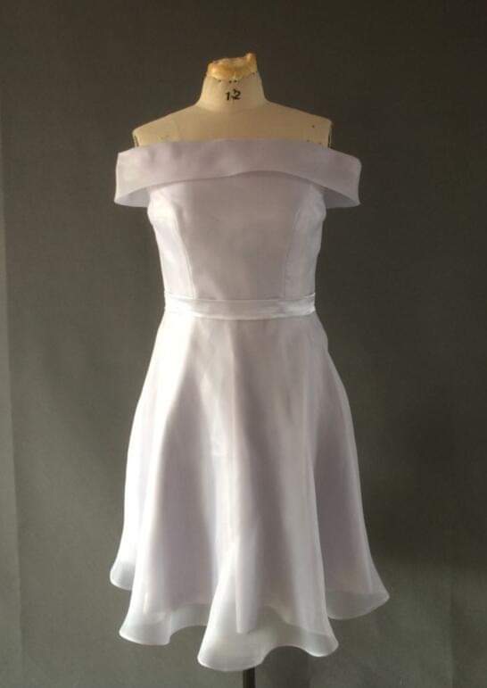 เดรสสั้นเปิดไหล่ผ้าชีฟองสีขาว / White Chiffon Off-Shoulder Short Dress