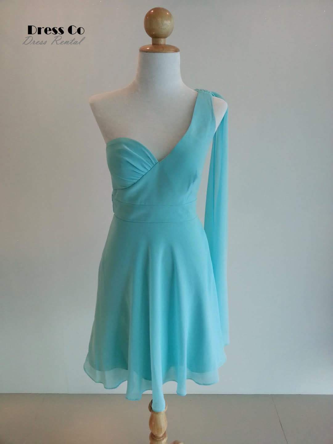 เดรสฟ้าเปิดไหล่สายเดี่ยว | Light Blue One-Shoulder Flow Dress