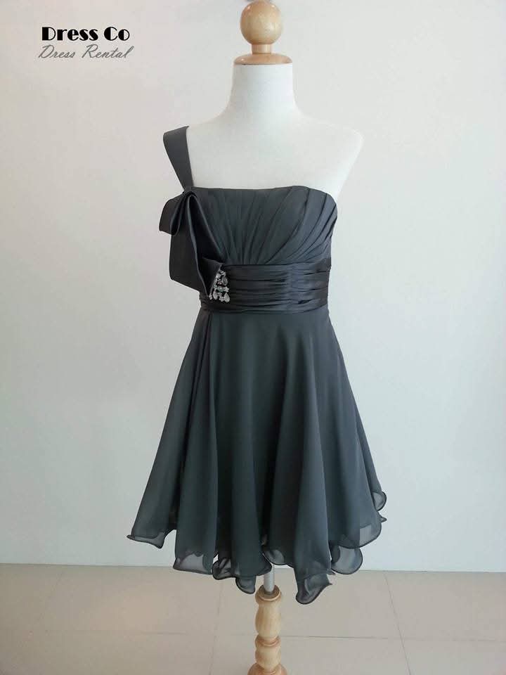 เดรสเทาเข้มเปิดไหล่แต่งโบว์ | Dark Grey One-Shoulder Bow Dress