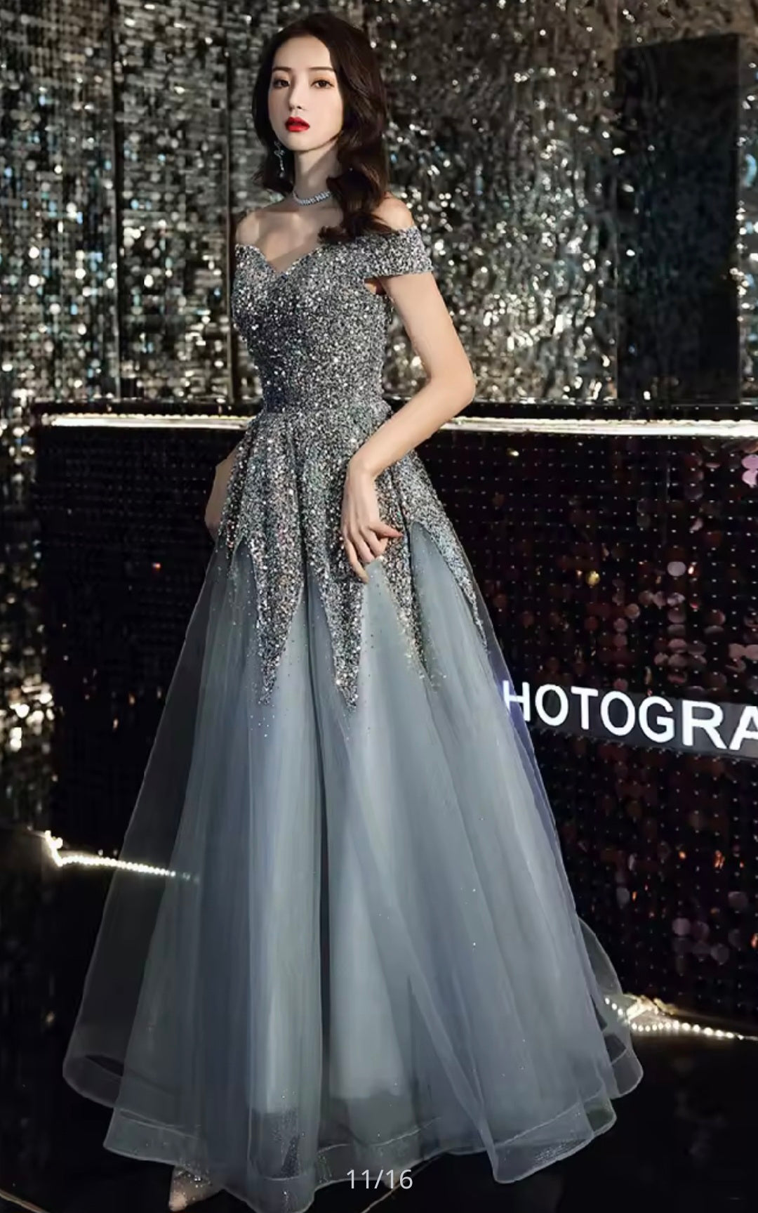 เดรสยาวเปิดไหล่ สีเทากลิตเตอร์ / Glitter Gray Off-Shoulder Evening Gown