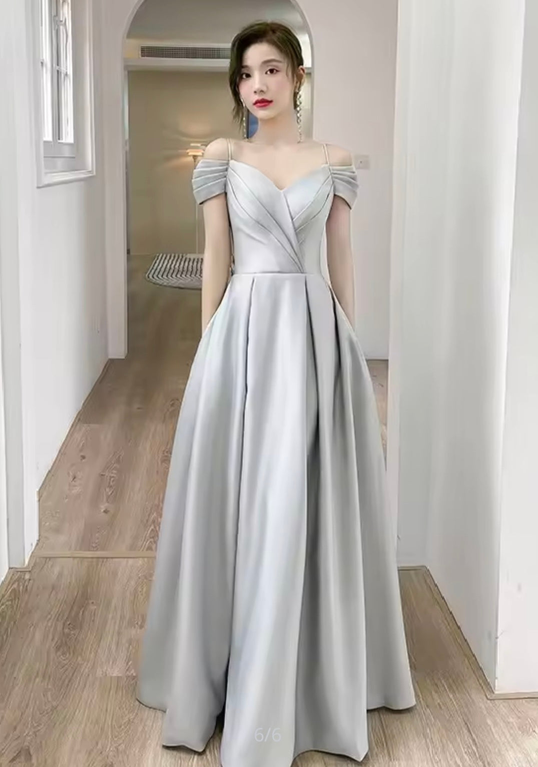 ชุดราตรีเปิดไหล่สีเทาเรียบหรู | Silver Elegant Cold-Shoulder Gown
