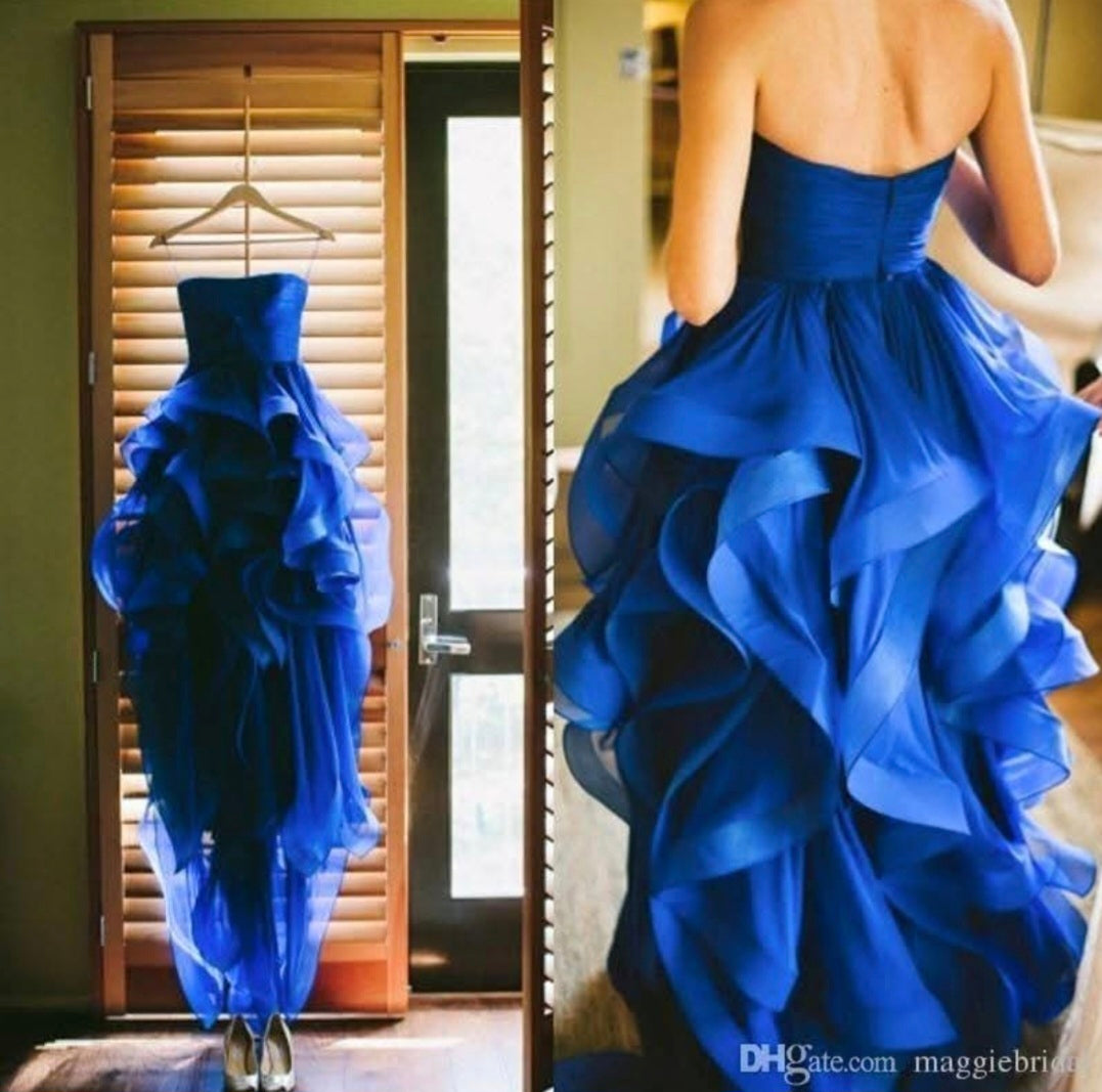 ชุดราตรียาว สีน้ำเงินกรม ทรงเกาะอก แต่งระบายหลายชั้น
