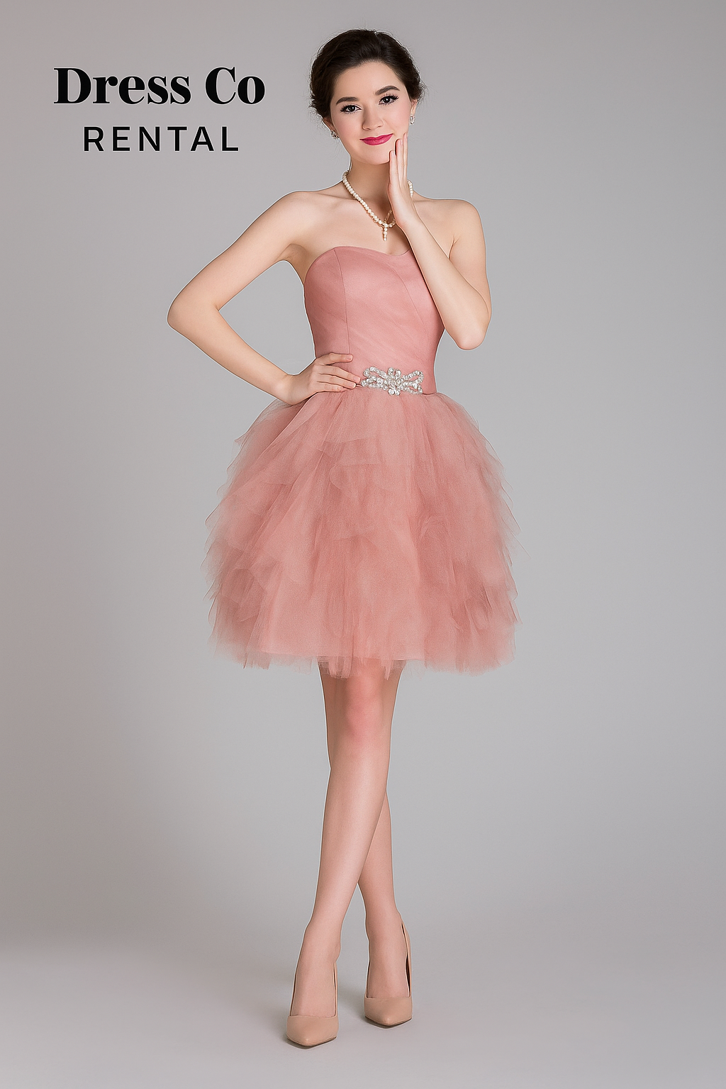 クリスタル装飾のふわふわスカートが付いたピーチピンクのストラップレスショートドレス