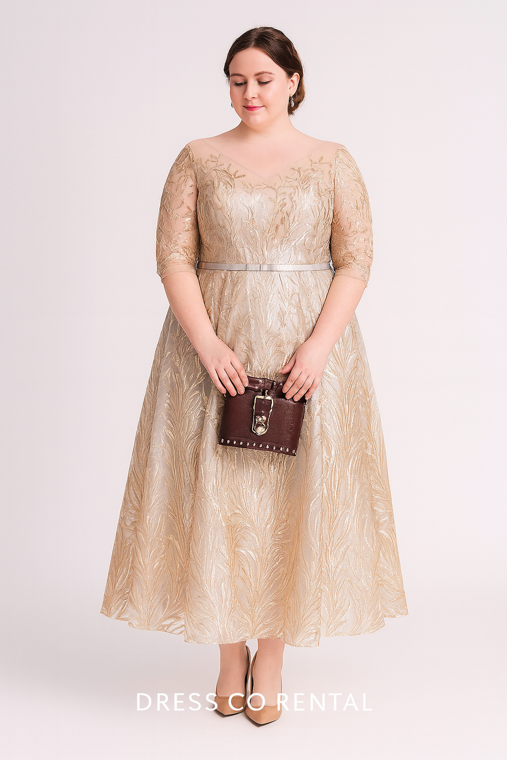 เดรสออกงานสีทองลายปักหรูหรา