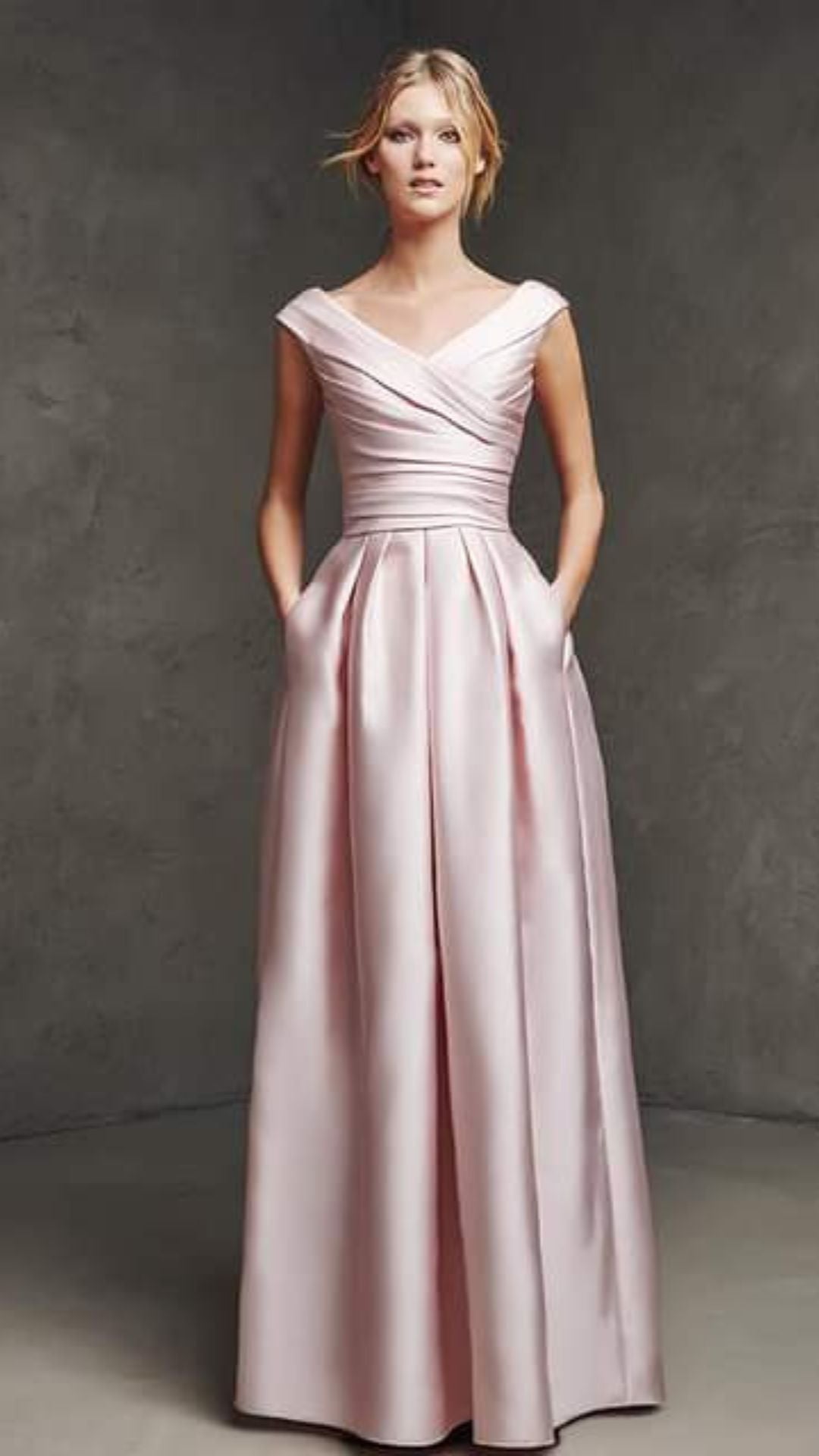 เดรสคอวีจับเดรปหรูหรา / V-Neck Draped Pink Satin Dress
