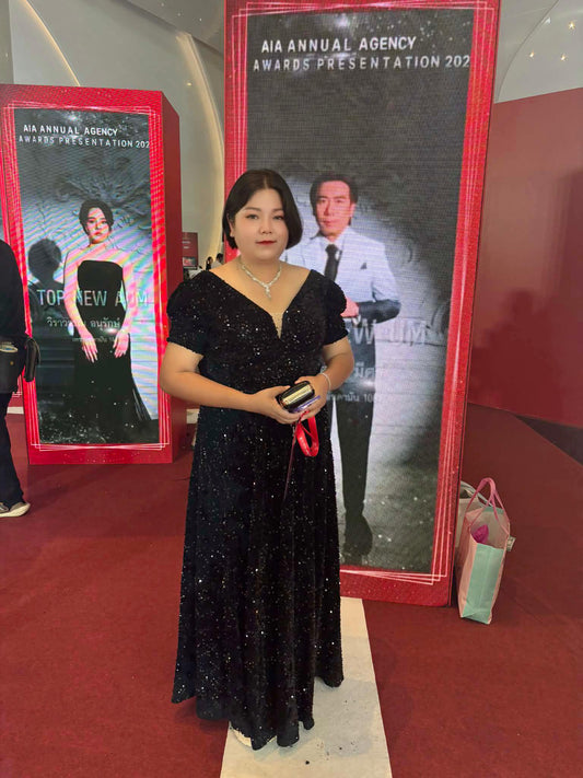 ชุดราตรียาวสีดำปักเลื่อม | Black Sequin Evening Dress