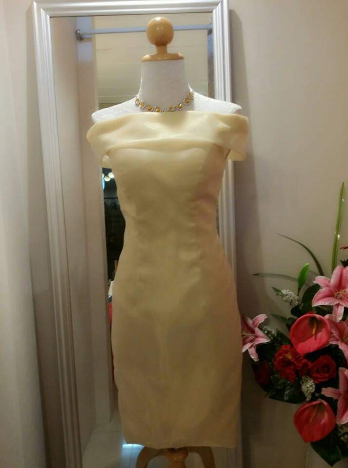 เดรสครีมเรียบหรู ทรงเข้ารูป โบว์ใหญ่ด้านหลัง/Cream Fitted Dress with Elegant Back Bow