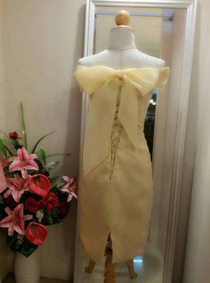 เดรสครีมเรียบหรู ทรงเข้ารูป โบว์ใหญ่ด้านหลัง/Cream Fitted Dress with Elegant Back Bow