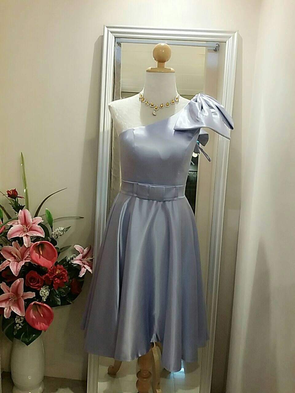 เดรสซาตินไหล่เดี่ยว สีม่วงลาเวนเดอร์ ประดับโบว์/Lavender Satin One-Shoulder Dress with Bow Accent