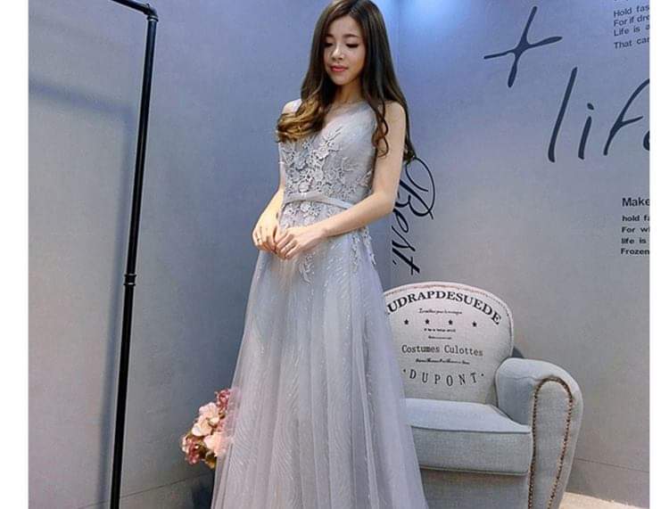 ชุดราตรียาวลูกไม้สีเทาเงิน คอวี แขนกุด