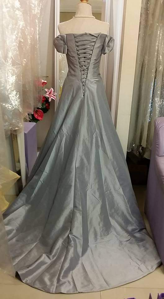 เดรสยาวเปิดไหล่ ผ้าซาตินสีเทาโอปอล พร้อมโบว์หัวไหล่