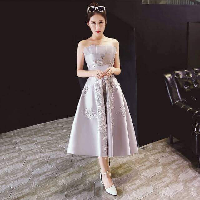 เดรสสีเทาเงินปักลายดอกไม้ ทรงสุภาพ หรูหรา/Silver Satin Floral Embroidered Dress – Elegant A-Line