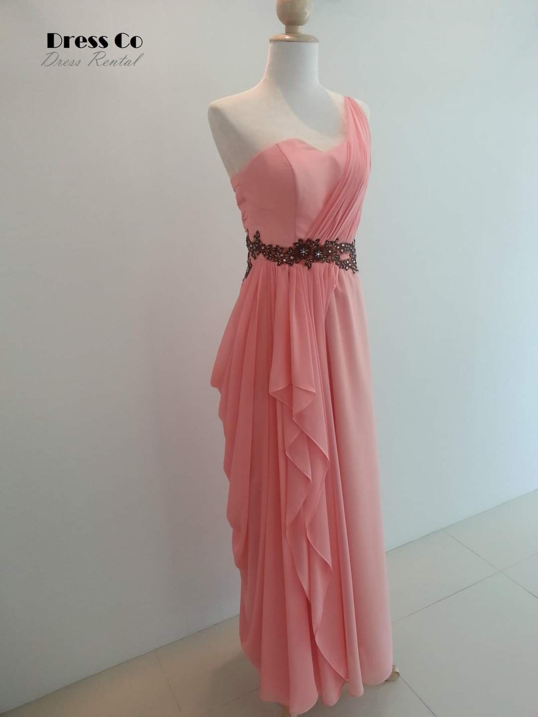 ชุดราตรีไหล่เฉียงแต่งเอว / One-Shoulder Gown with Embellished Waist