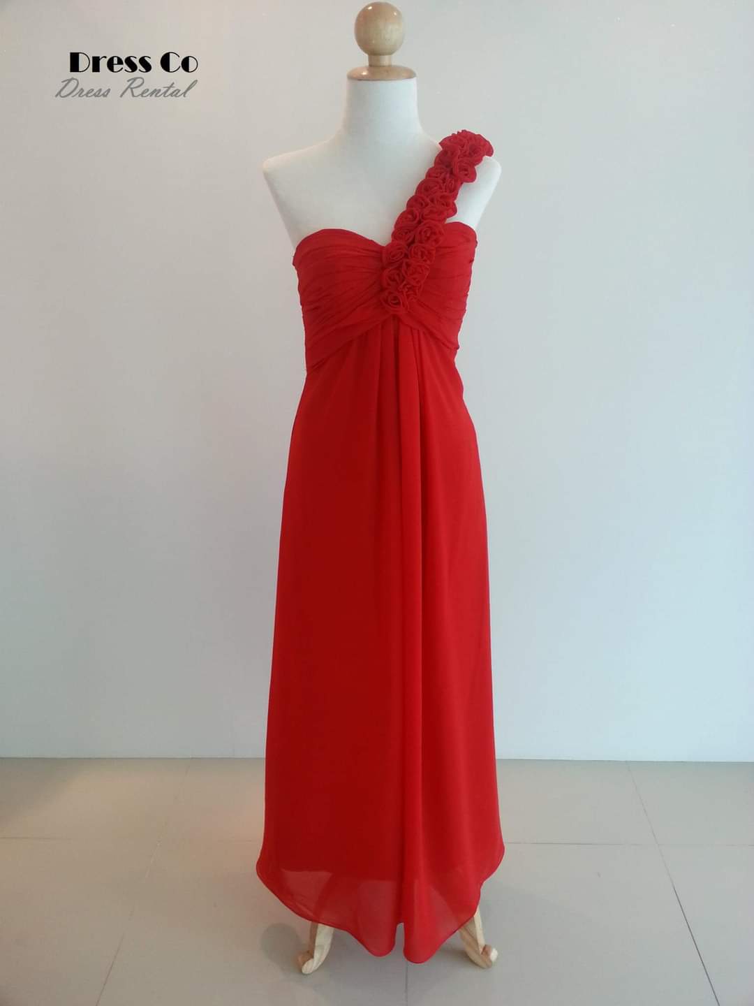 Red One-Shoulder Rose Gown / ชุดราตรีไหล่เดียวแต่งดอกไม้สีแดง