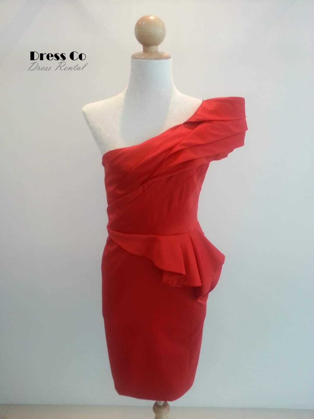 เดรสเปิดไหล่ทรงเข้ารูปสีแดง / Red One-Shoulder Ruffle Dress