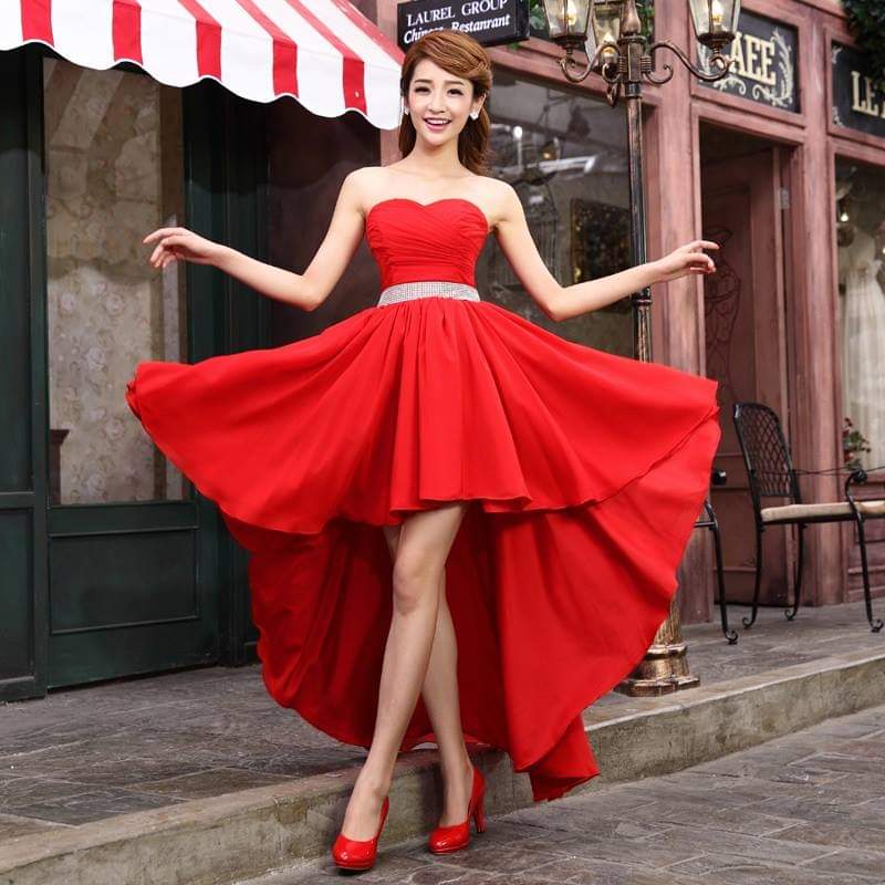 เดรสแดงเกาะอก ทรงหน้าสั้นหลังยาว ประดับเข็มขัดคริสตัลRed Strapless High-Low Dress with Crystal Belt