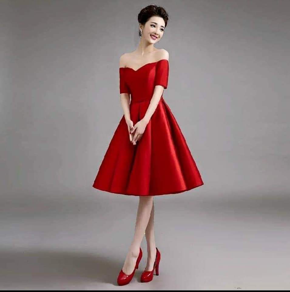 เดรสเปิดไหล่สีแดงทรงบาน / Red Off-Shoulder Satin Dress