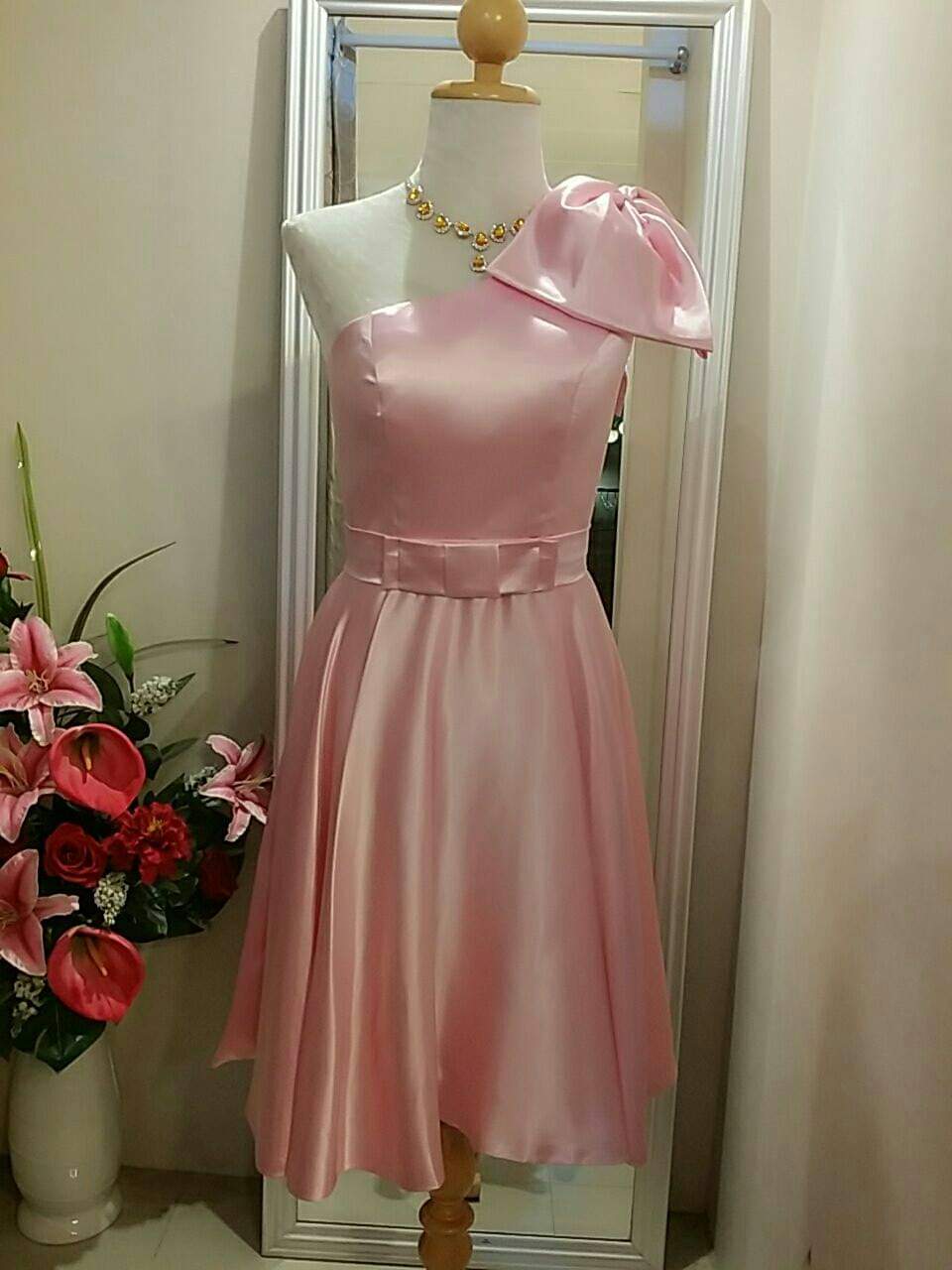 เดรสสีชมพูซาติน ไหล่เดี่ยว ประดับโบว์ใหญ่/Pink Satin One-Shoulder Dress with Oversized Bow