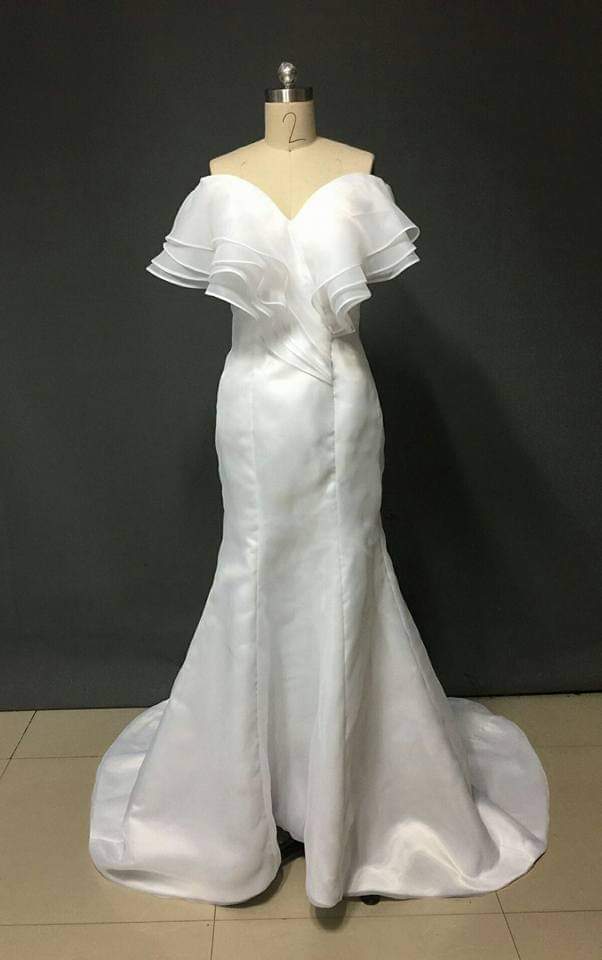 モダンな白いマーメイドドレス