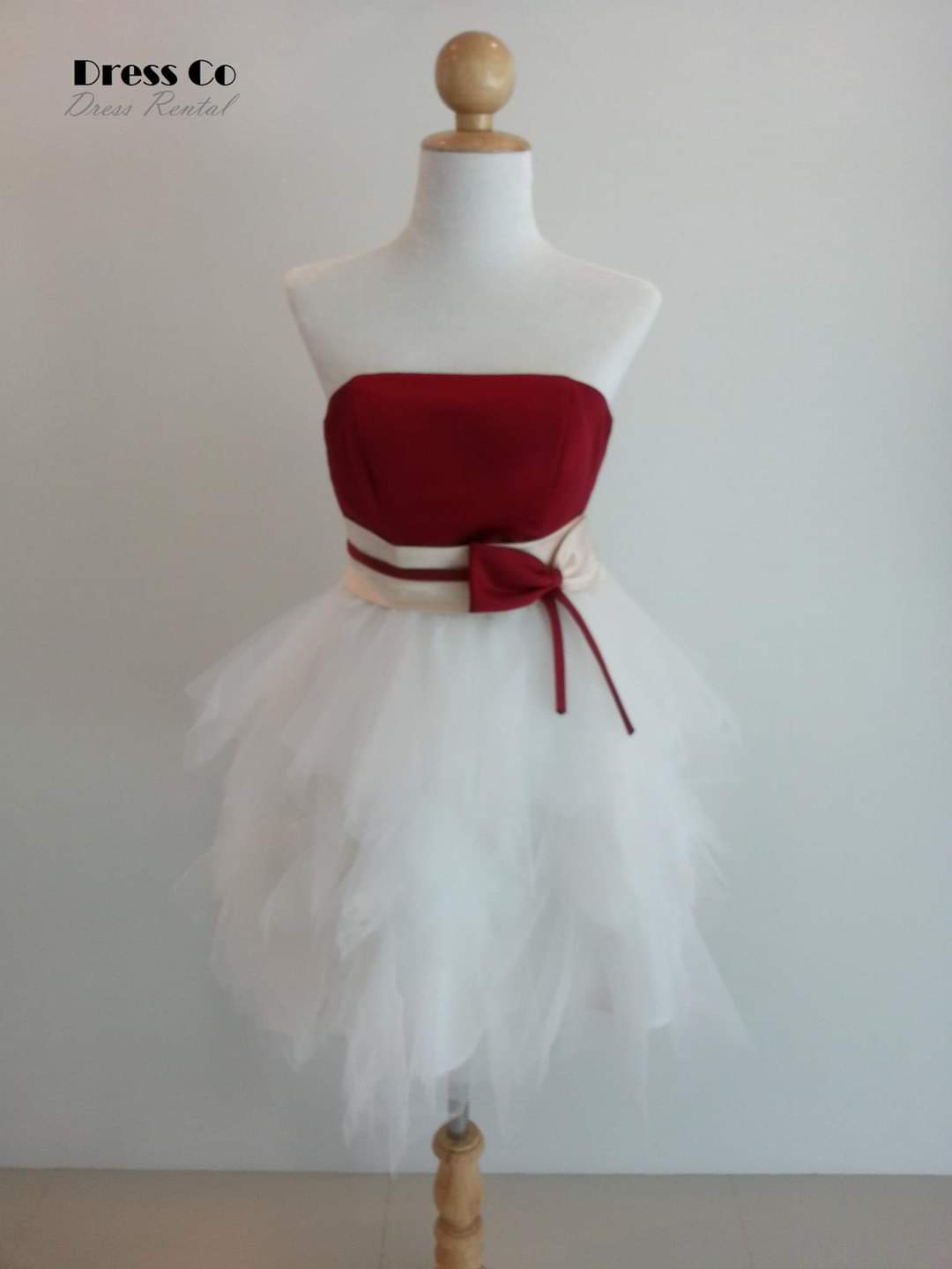 เดรสเกาะอกแดง กระโปรงฟูสีขาว คาดโบว์ครีมแดง/Red Strapless Dress with Fluffy White Skirt and Red-Cream Bow