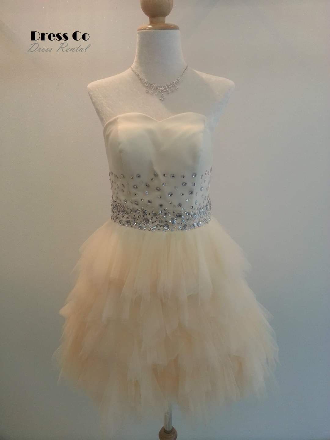 เดรสสั้นสีครีม ประดับเพชร ชายกระโปรงระบายหลายชั้น/Cream Short Dress with Rhinestones and Layered Tulle Skirt