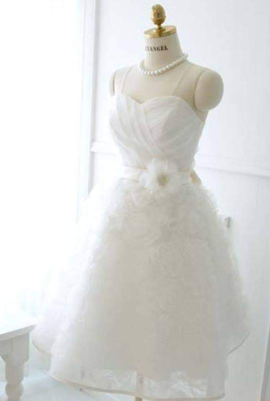 เดรสขาวแต่งดอกไม้ / White Flower Mini Dress