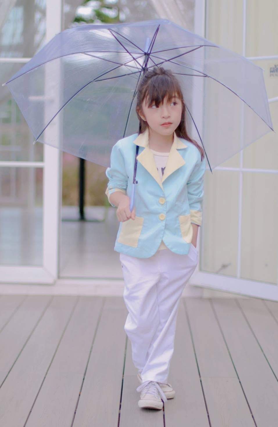 子供用スーツ、水色に白の縁取り（レンタル）