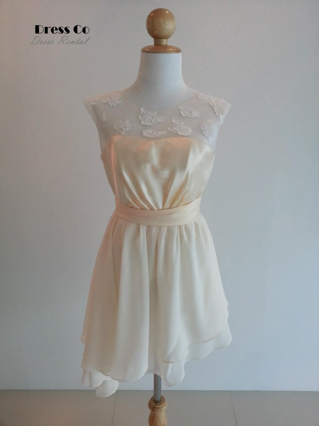 เดรสไอวอรี่ลูกไม้ช่วงอก | Ivory Floral Lace Overlay Dress