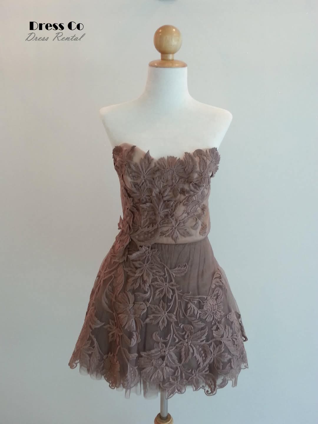ชุดราตรีสั้นเกาะอกปักดอกไม้ 3 มิติ สีช็อกโกแลต Chocolate Brown 3D Floral Strapless Mini Dress