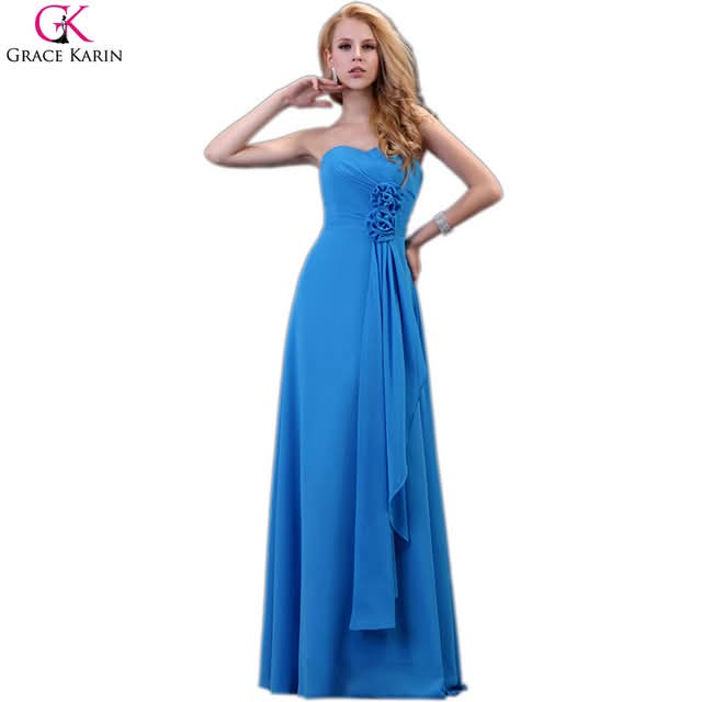 グレース・カリンのバラをあしらったブルーのガウン