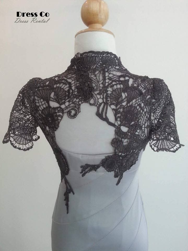 เดรสเข้ารูปเทาลูกไม้คลุมไหล่ | Grey Lace Overlay Bodycon Dress