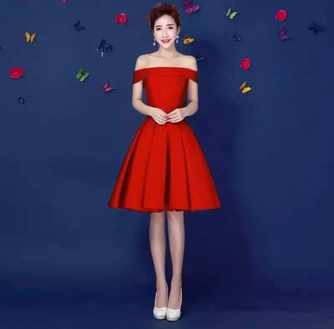 เดรสแดงเปิดไหล่ทรงสวย / Red Off-Shoulder Satin Dress