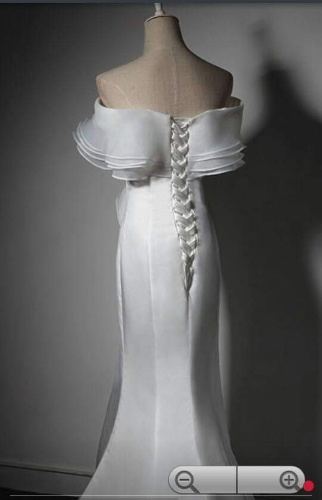 モダンな白いマーメイドドレス