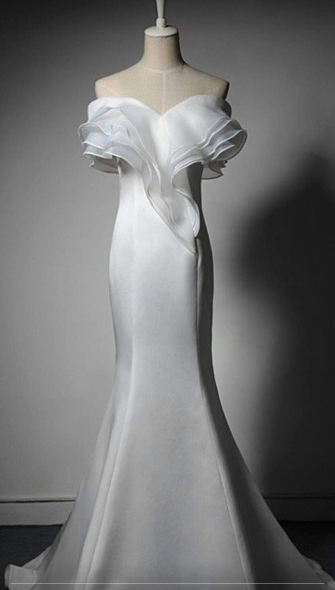 モダンな白いマーメイドドレス