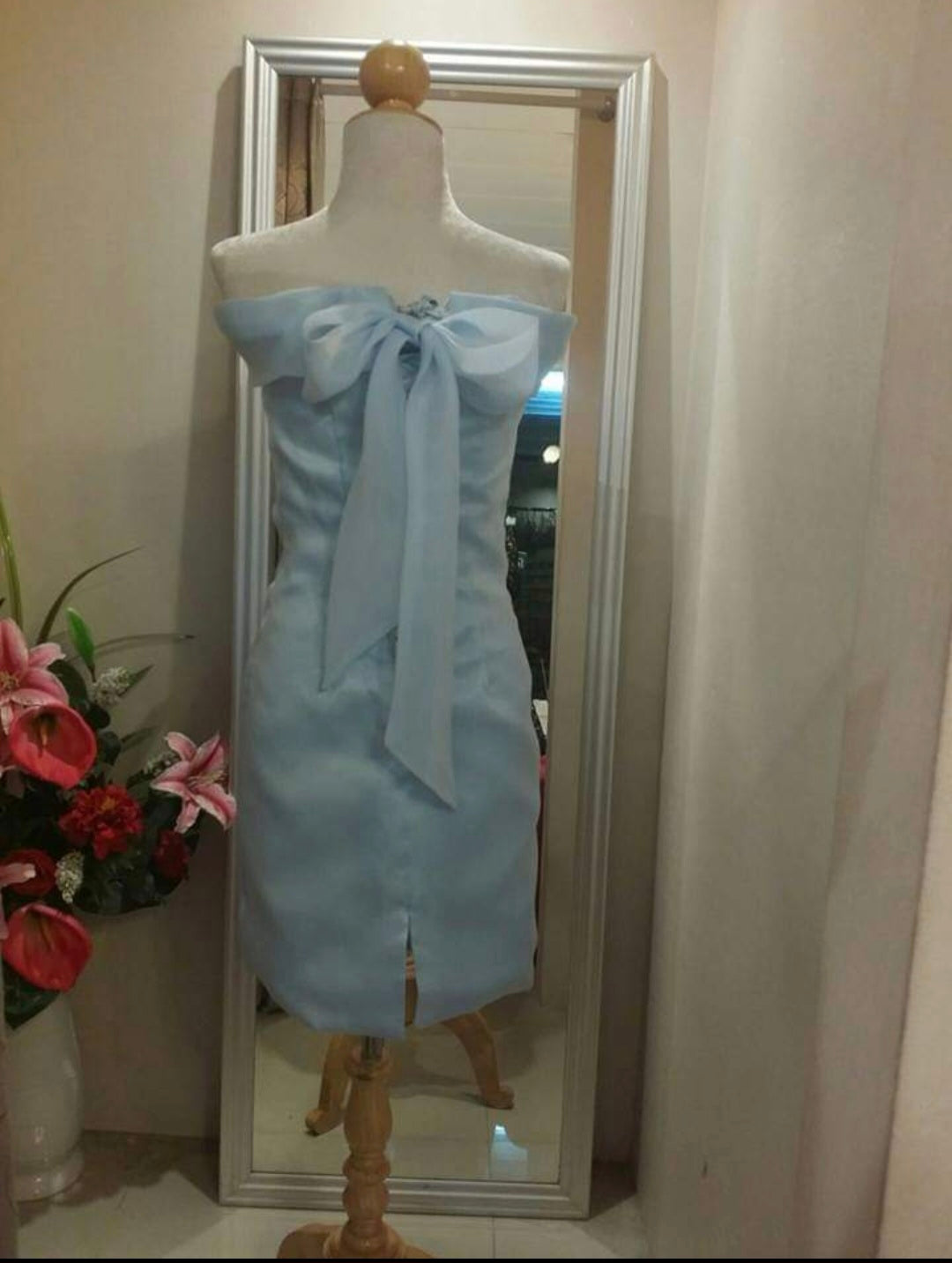 เดรสเปิดไหล่สีฟ้าอ่อนโบว์หลัง / Light Blue Off-Shoulder Dress with Bow