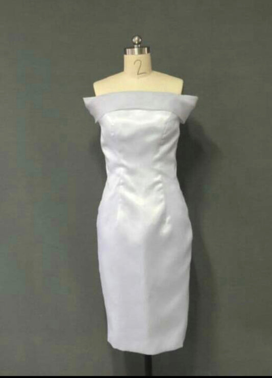 เดรสโบว์หลังสีขาว / White Satin Dress with Back Bow