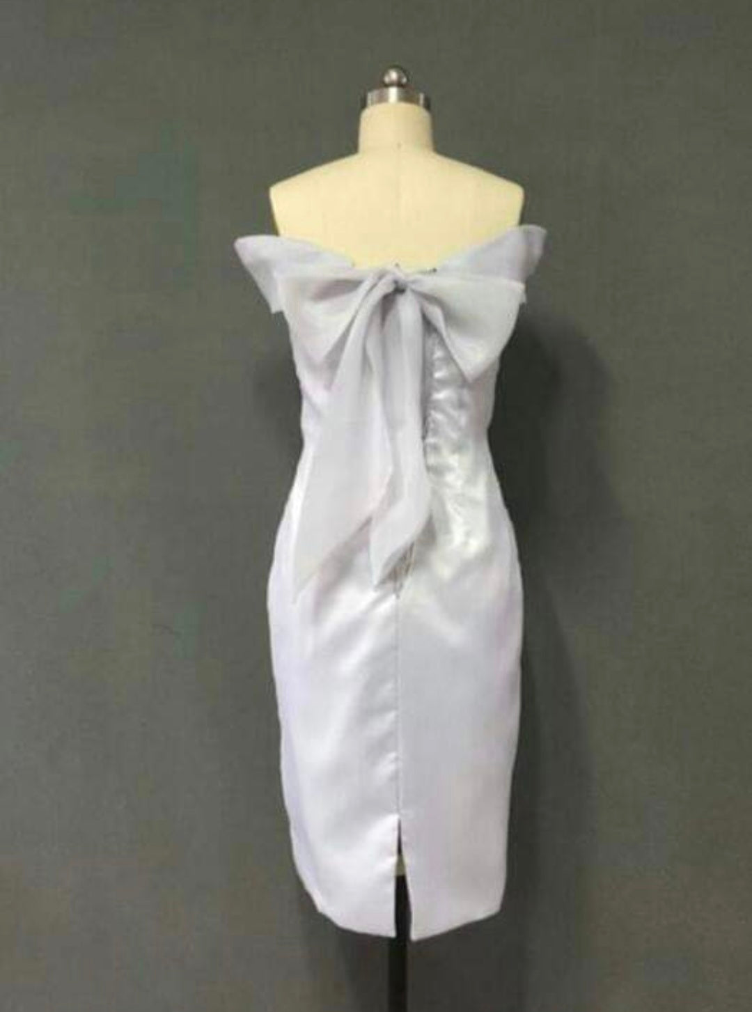 เดรสโบว์หลังสีขาว / White Satin Dress with Back Bow