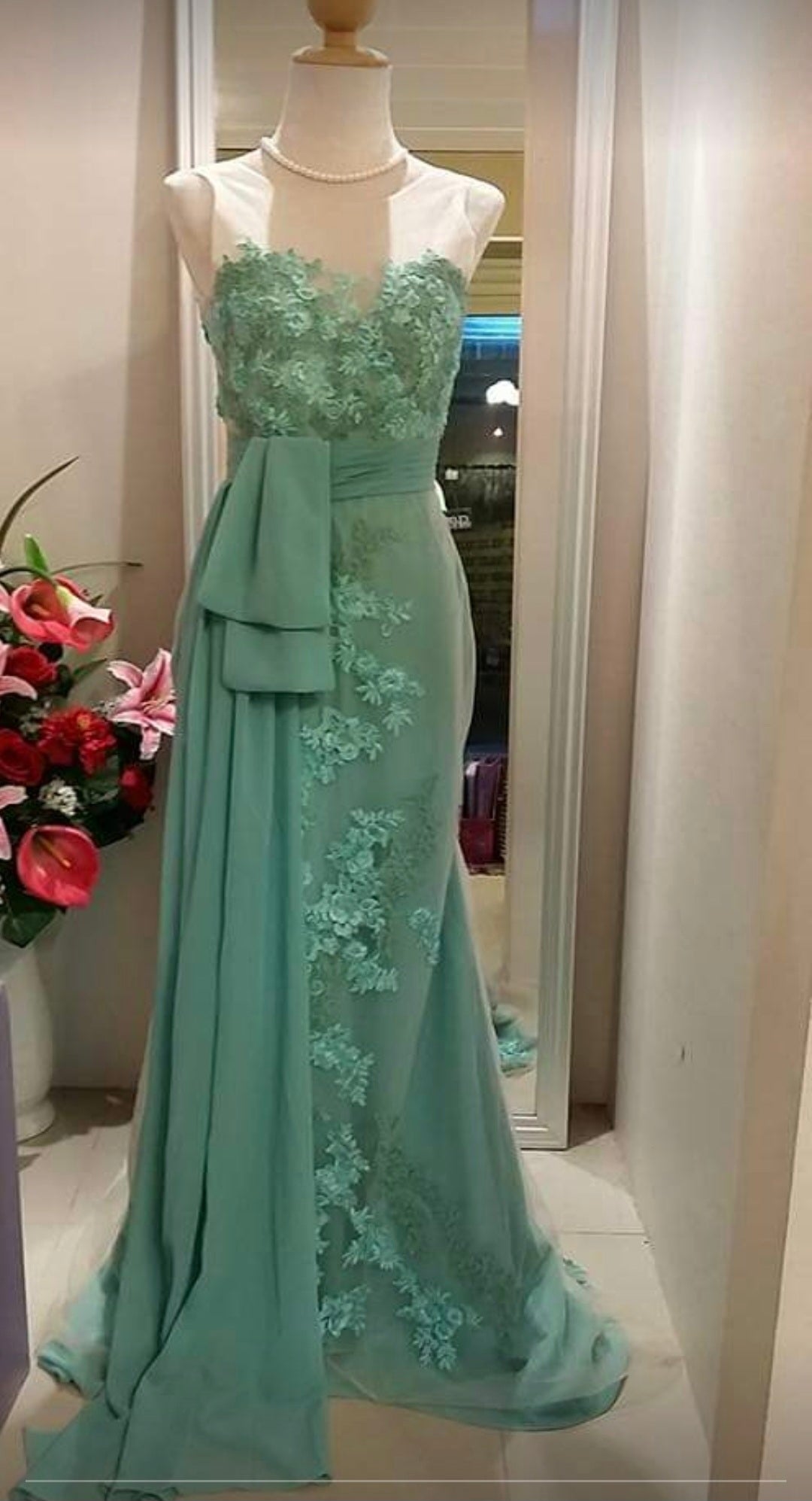ชุดราตรียาวสีเขียวมิ้นต์ ลูกไม้ปักดอกไม้ พร้อมผ้าพาดด้านหน้า