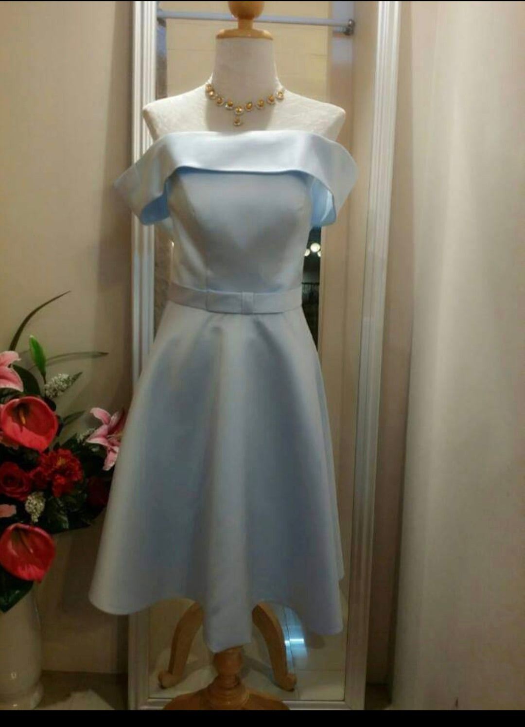 เดรสเปิดไหล่สีฟ้าอ่อน / Light Blue Off-Shoulder Dress