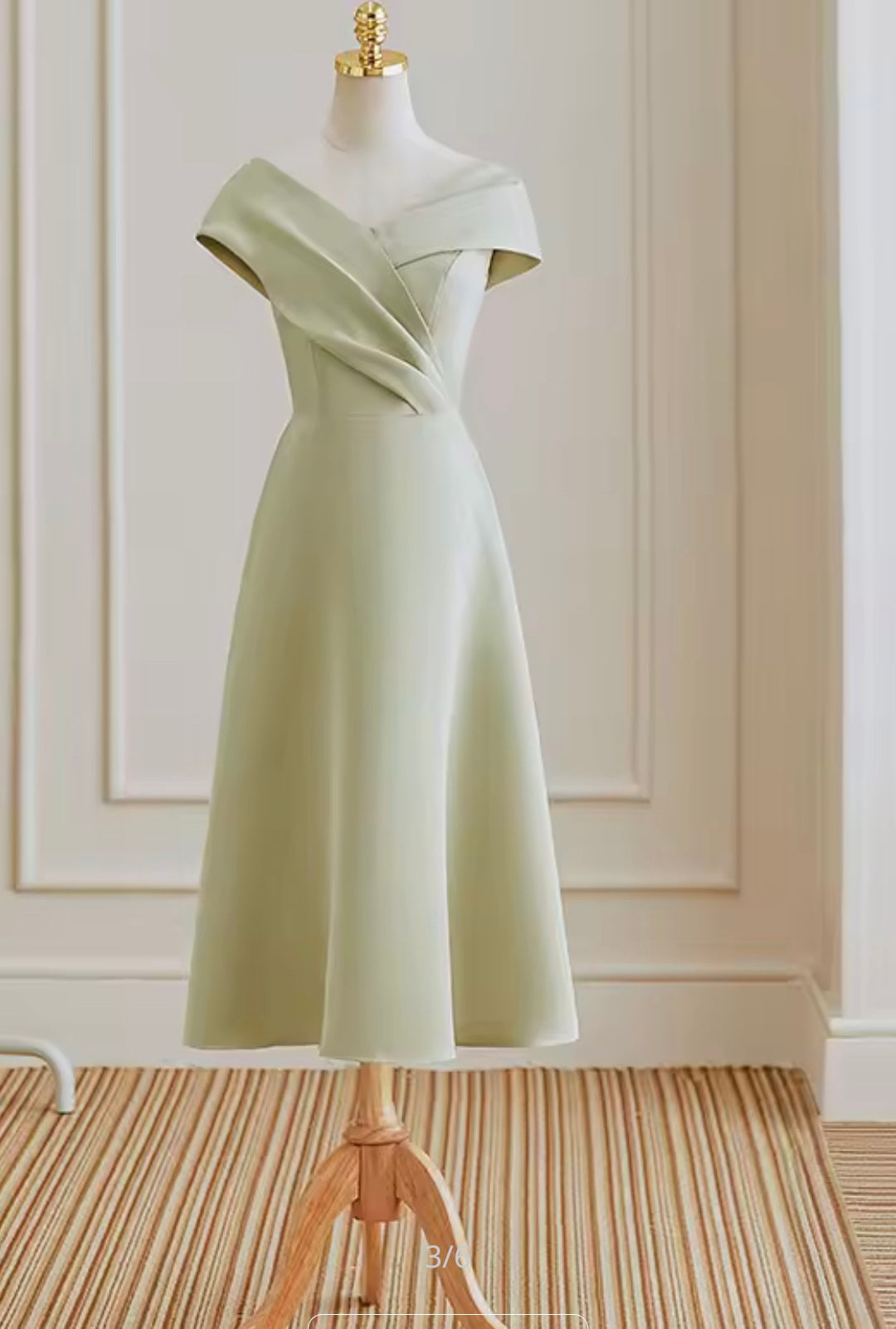 ชุดเดรสเขียวคอพับ | Green Folded Neck Midi Dress