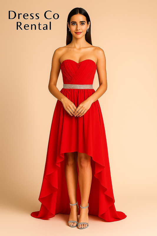 เดรสแดงเกาะอก ทรงหน้าสั้นหลังยาว ประดับเข็มขัดคริสตัลRed Strapless High-Low Dress with Crystal Belt