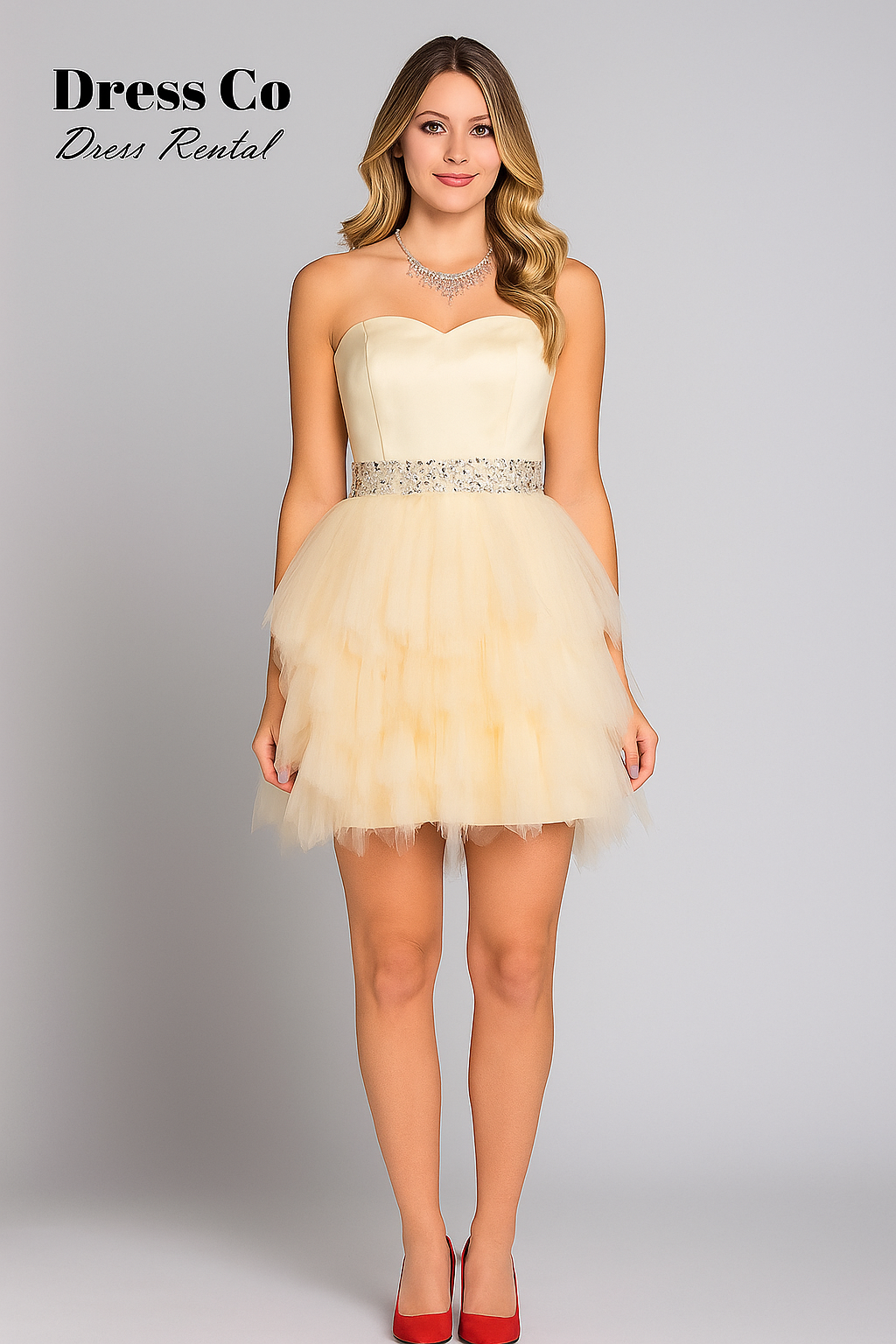 เดรสสั้นสีครีม ประดับเพชร ชายกระโปรงระบายหลายชั้น/Cream Short Dress with Rhinestones and Layered Tulle Skirt