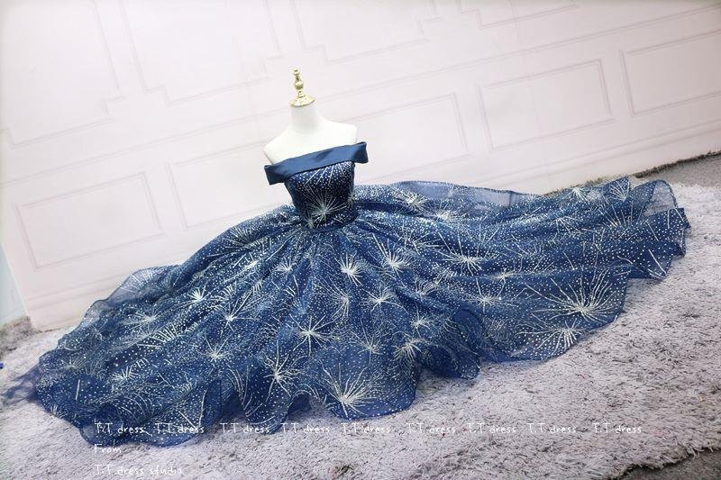 ชุดราตรียาวเปิดไหล่ ลายดวงดาวแวววาว | Midnight Starry Night Gown